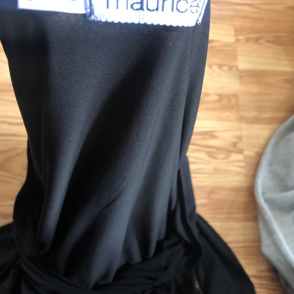 Cold shoulder, low cut top - Picture 2 of 2